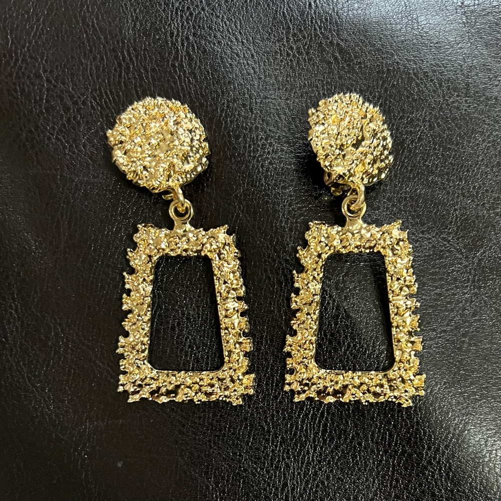 ❗️🆕 Gold Clip Earrings❗️